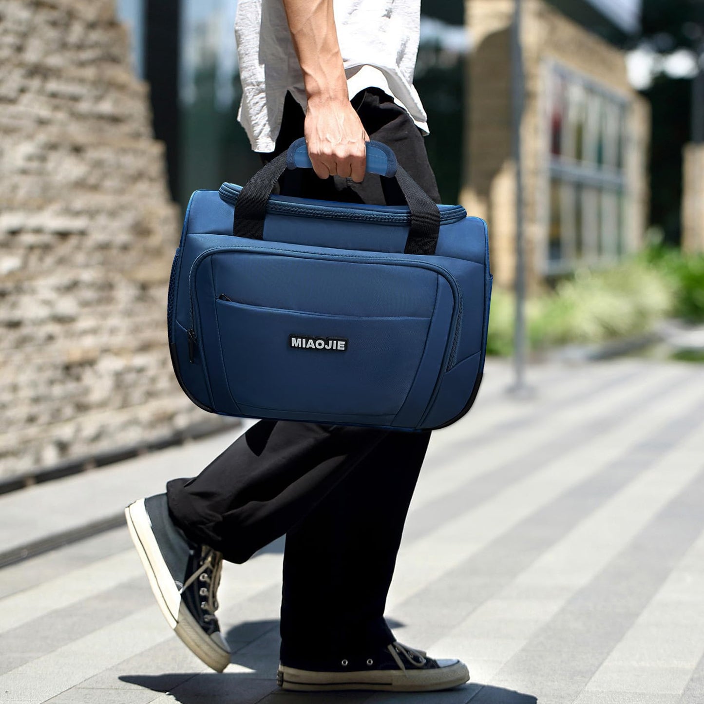 JetSet Duffle: Ultimate Travel Companion