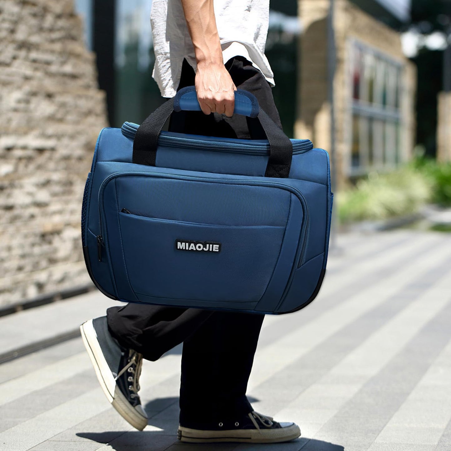 JetSet Duffle: Ultimate Travel Companion