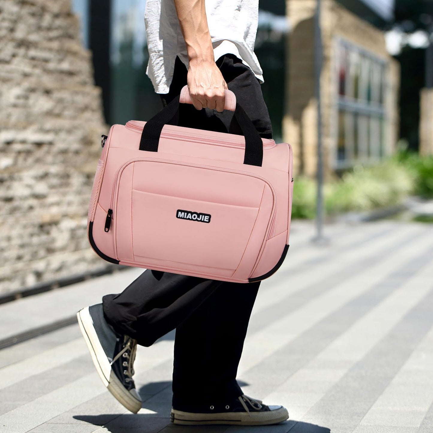 JetSet Duffle: Ultimate Travel Companion